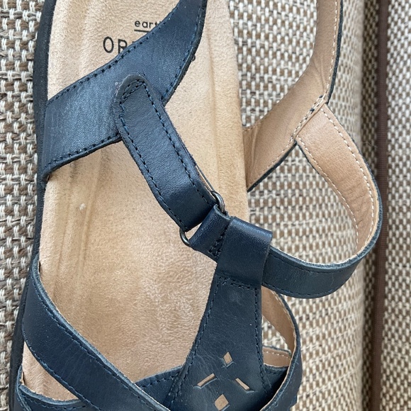 Earth Origins Sandals navy blue. 7 1/2 medium. - Picture 7 of 9